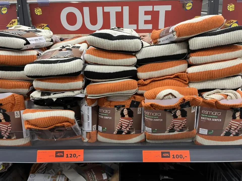 Lidé prohlížející zlevněné produkty v Lidl Outletu