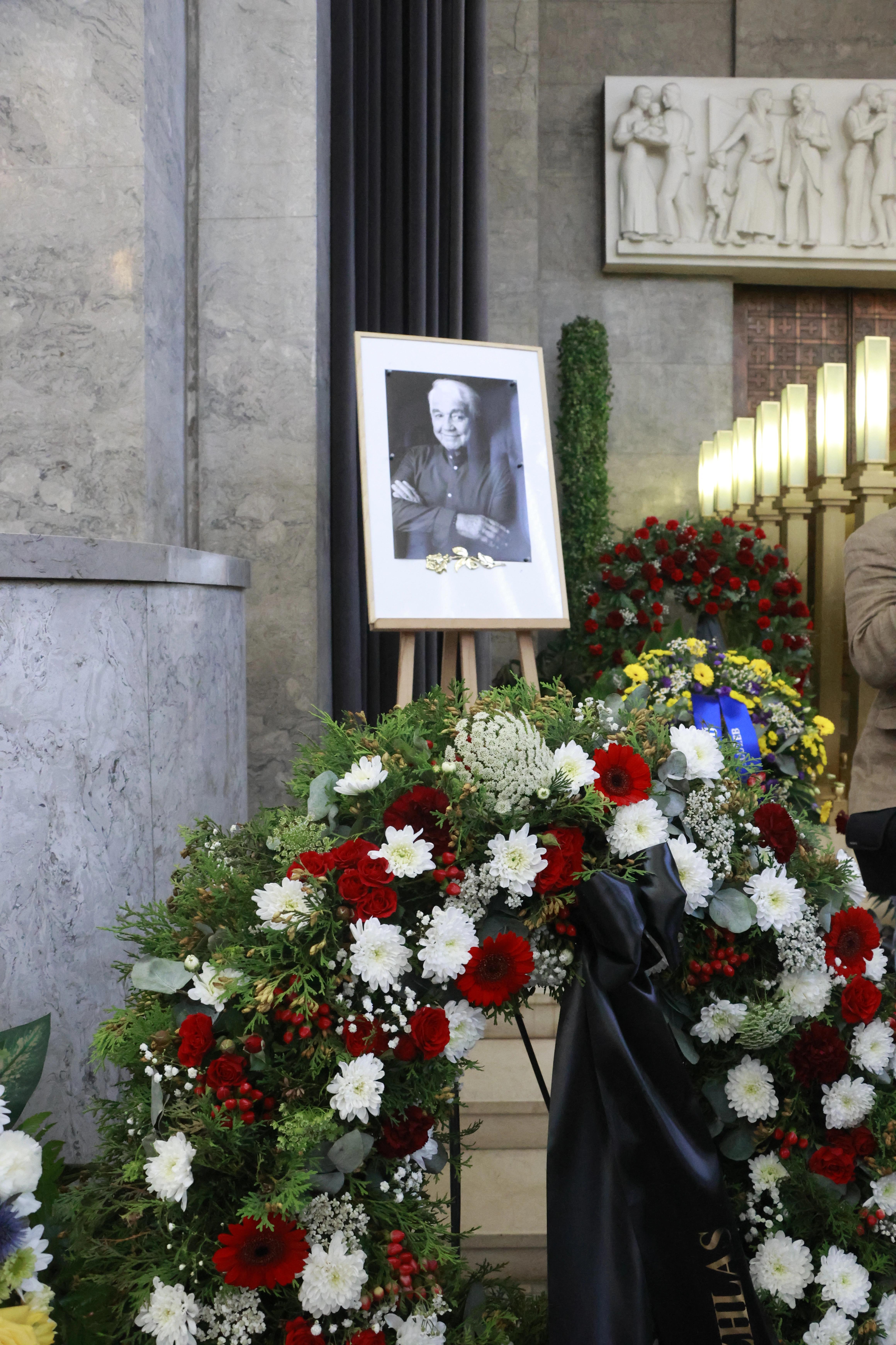Věnec z červených a bílých květů u portrétu Jiřího Krampola na jeho pohřbu