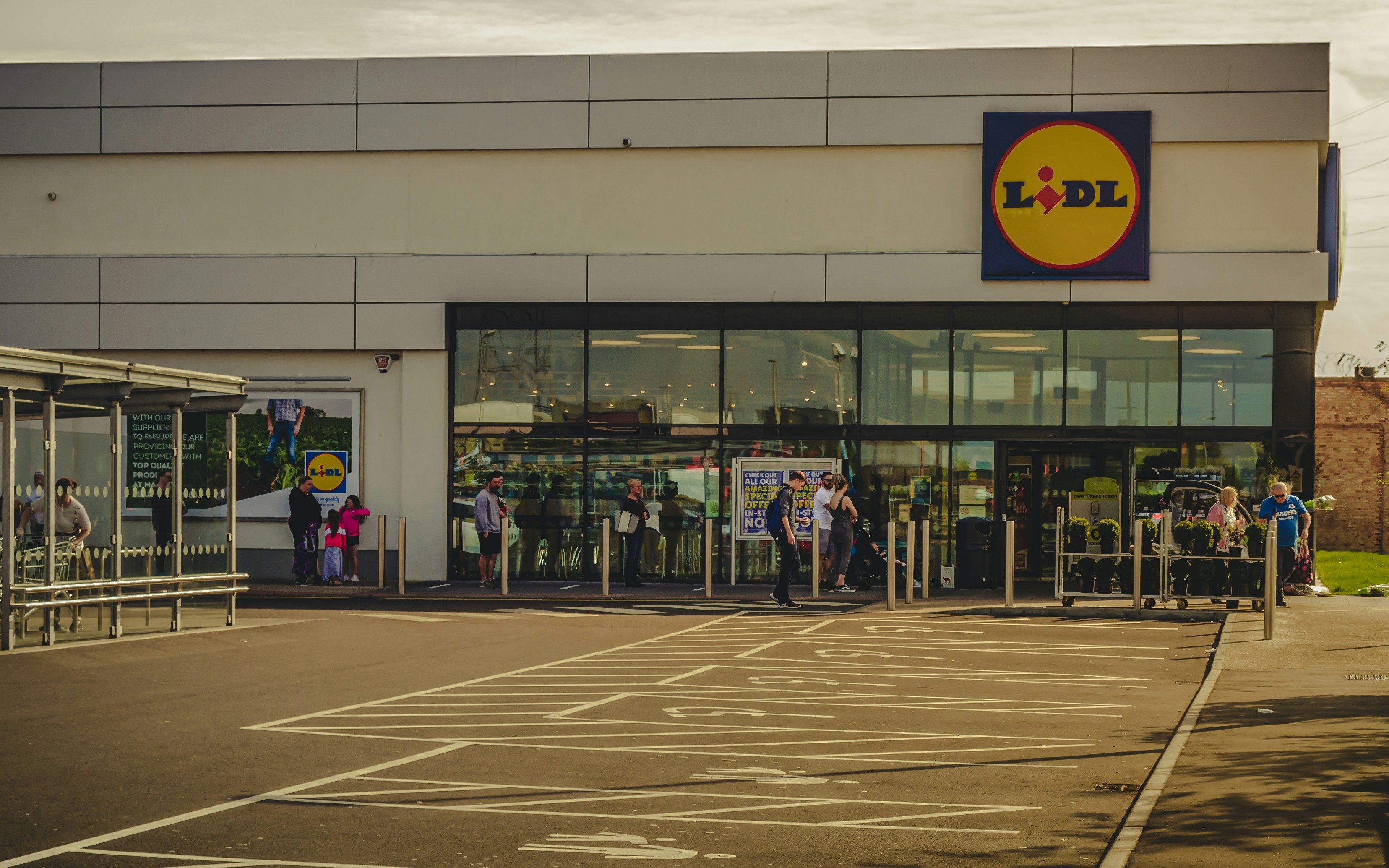 Cenovky v supermarketu s rozdílnými částkami