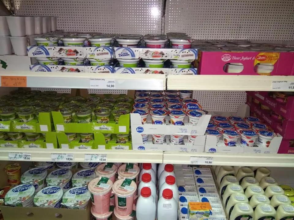 Regály plné akčních potravin v supermarketu