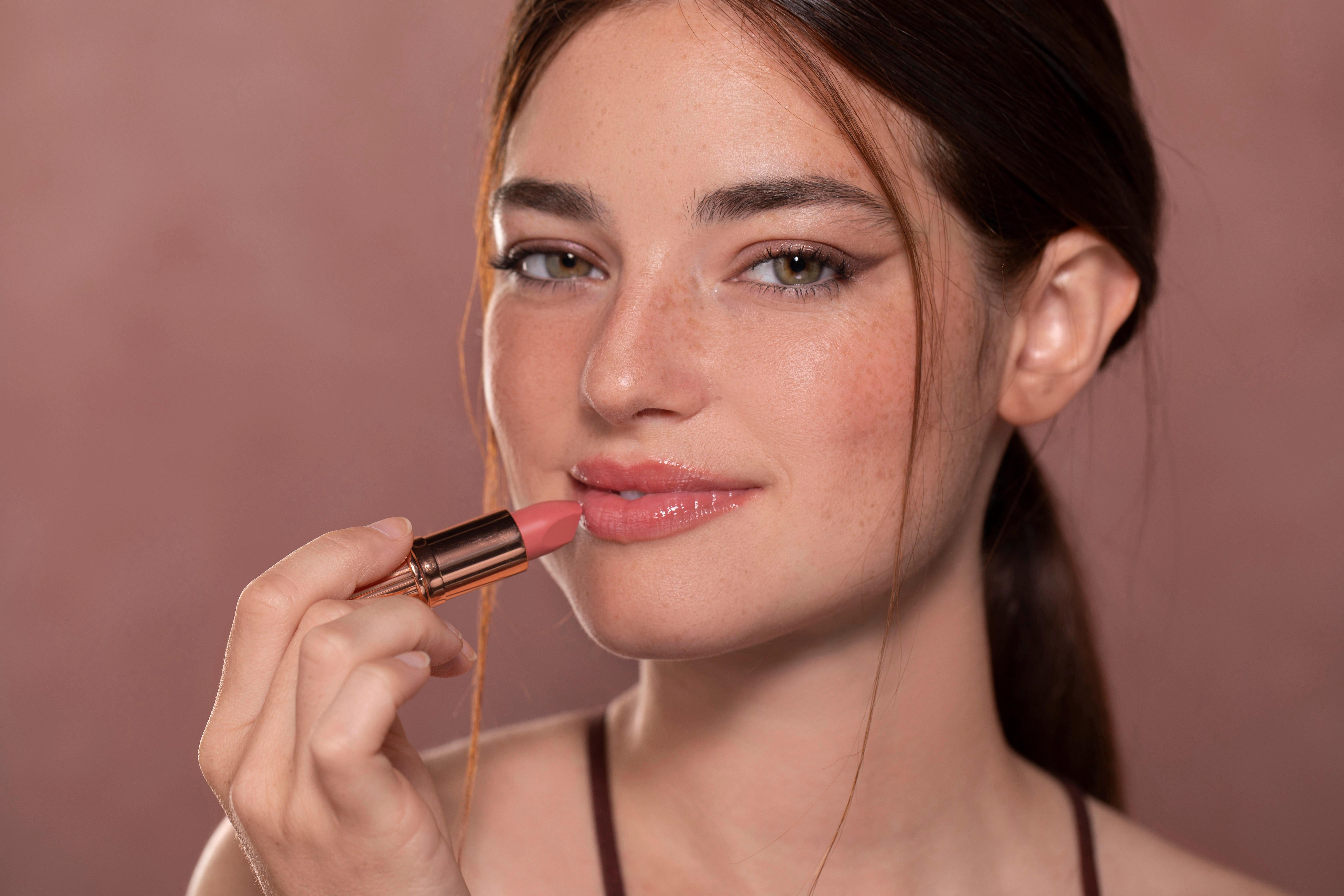 Elegantní odstín Peach Fuzz v interiéru
