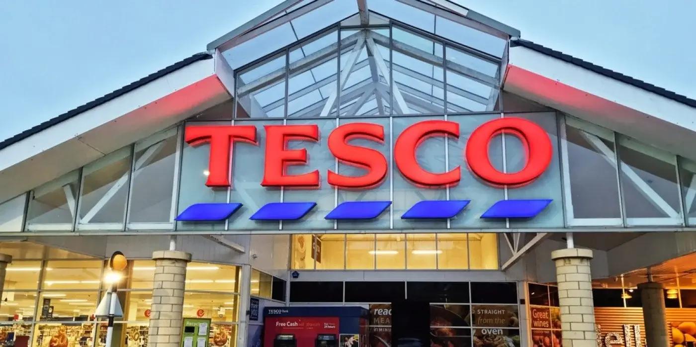 Klidná atmosféra v supermarketu Tesco během tiché hodinky