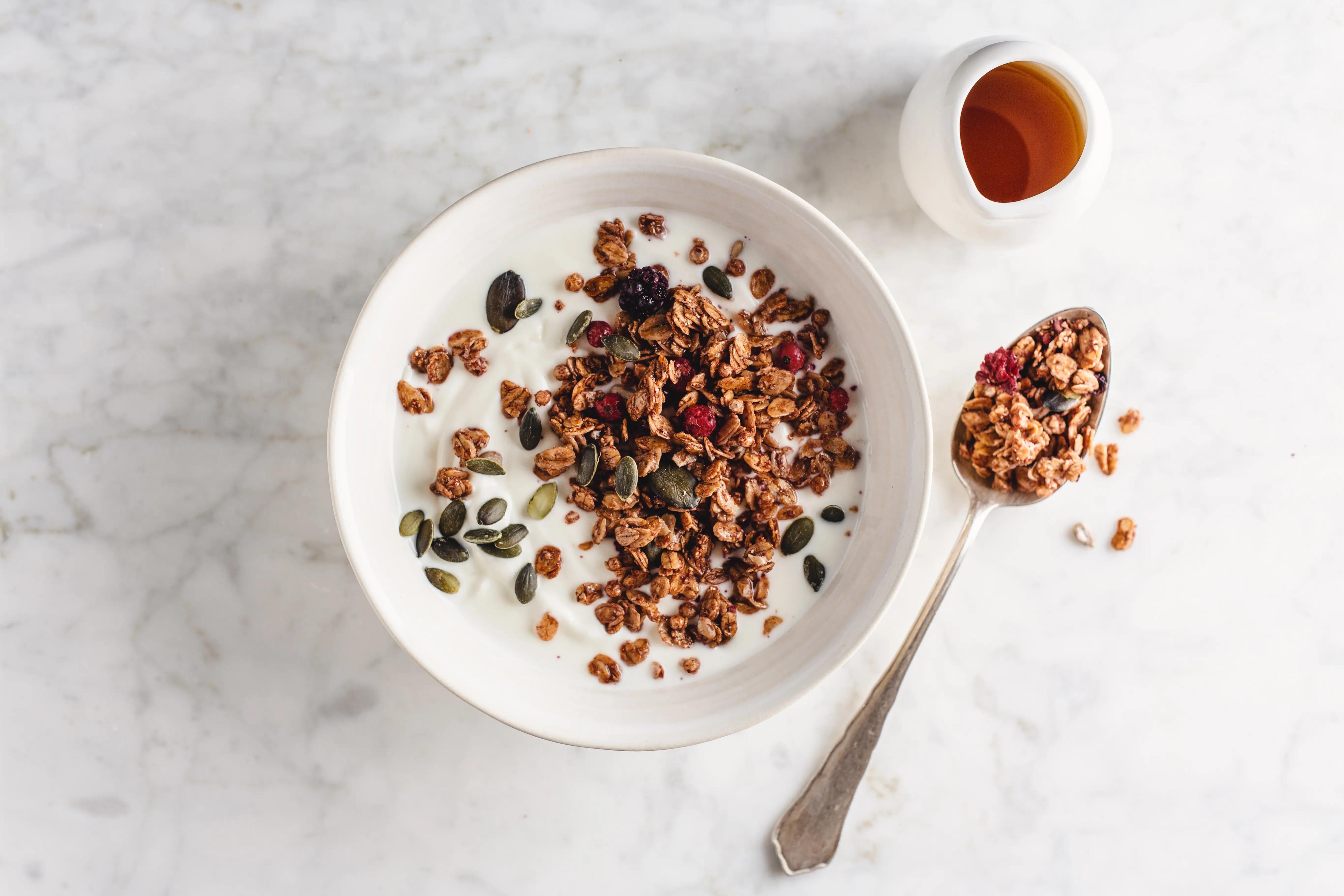 Čerstvě upečená domácí granola s ořechy a sušeným ovocem v misce