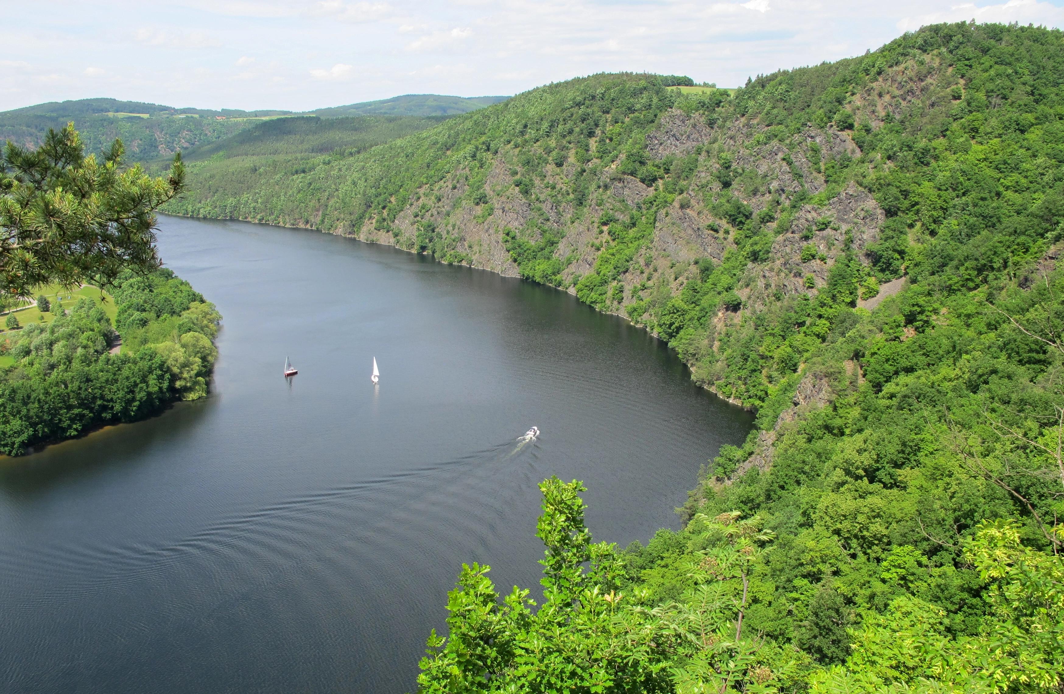Malebná vyhlídka Drbákov s panoramatem lesa a řeky