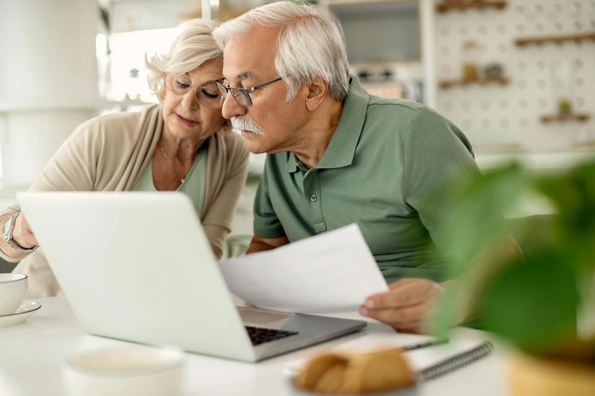 Žena překvapeně sleduje e-mail s výplatní informací