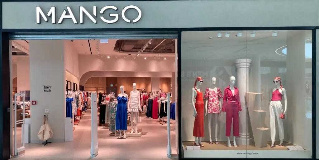 Oblečení Mango vystavené v moderním obchodě