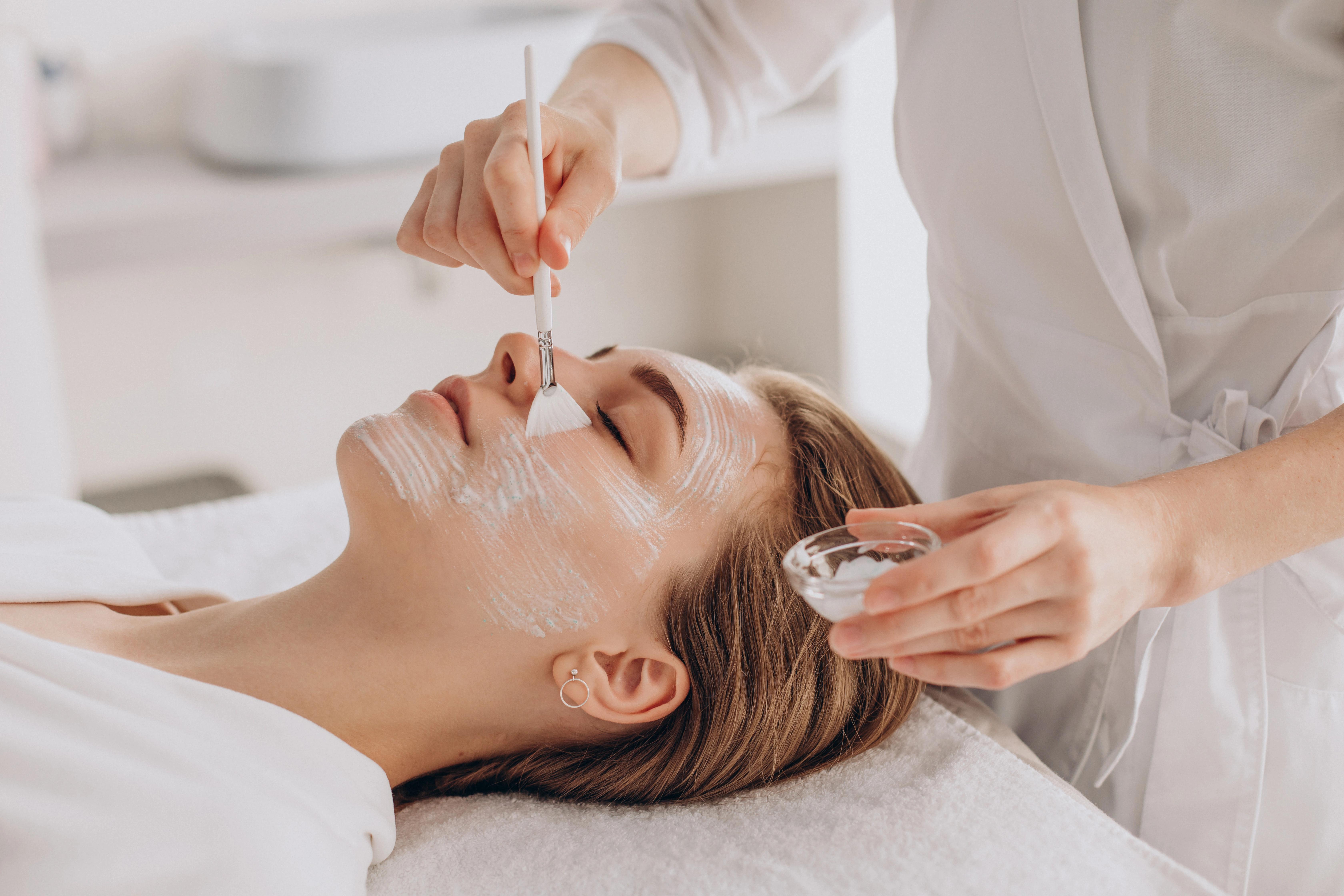 Žena nanáší pleťovou masku z přírodních ingrediencí
