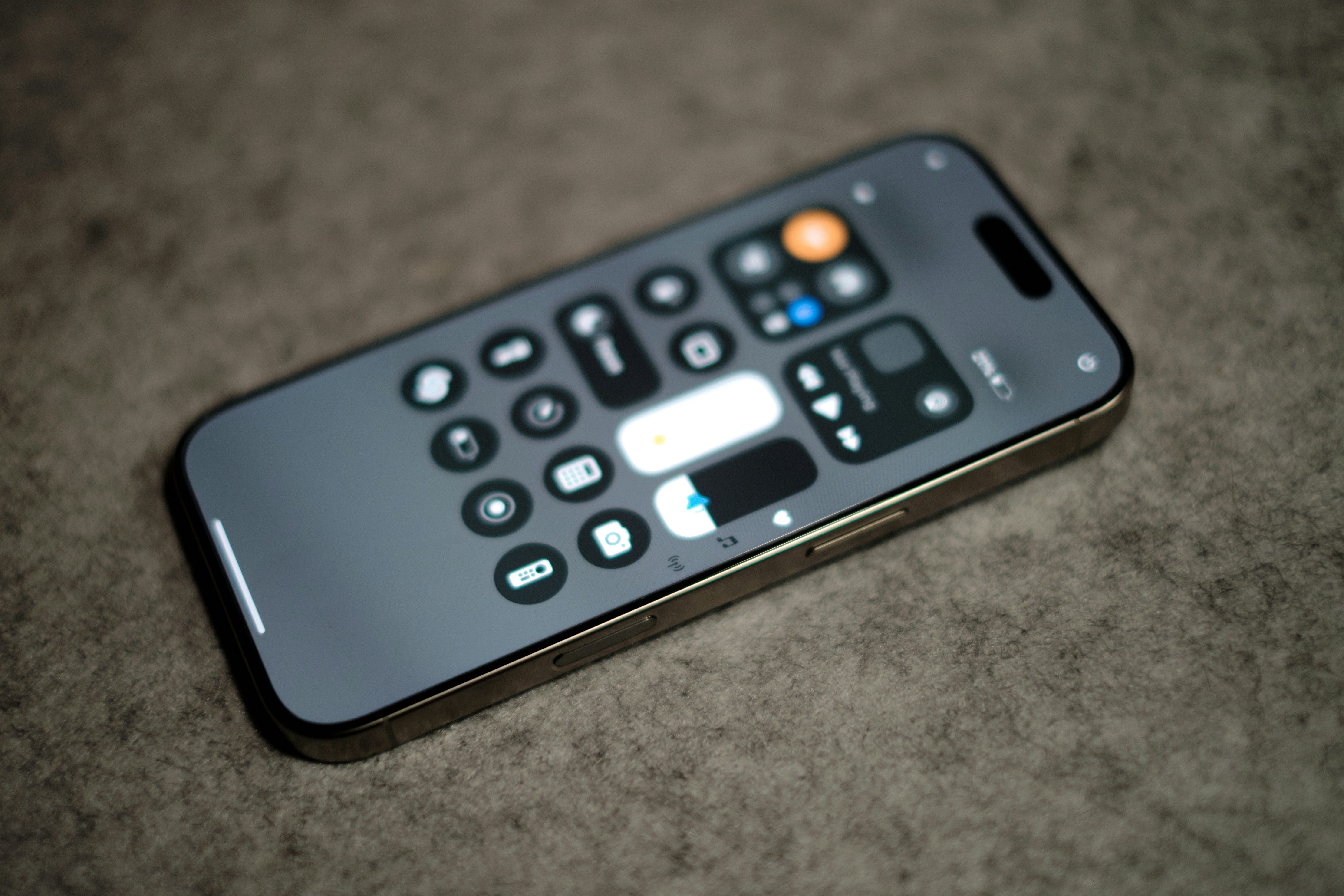 Phone 16 Pro zobrazující ovládací centrum iOS na obrazovce