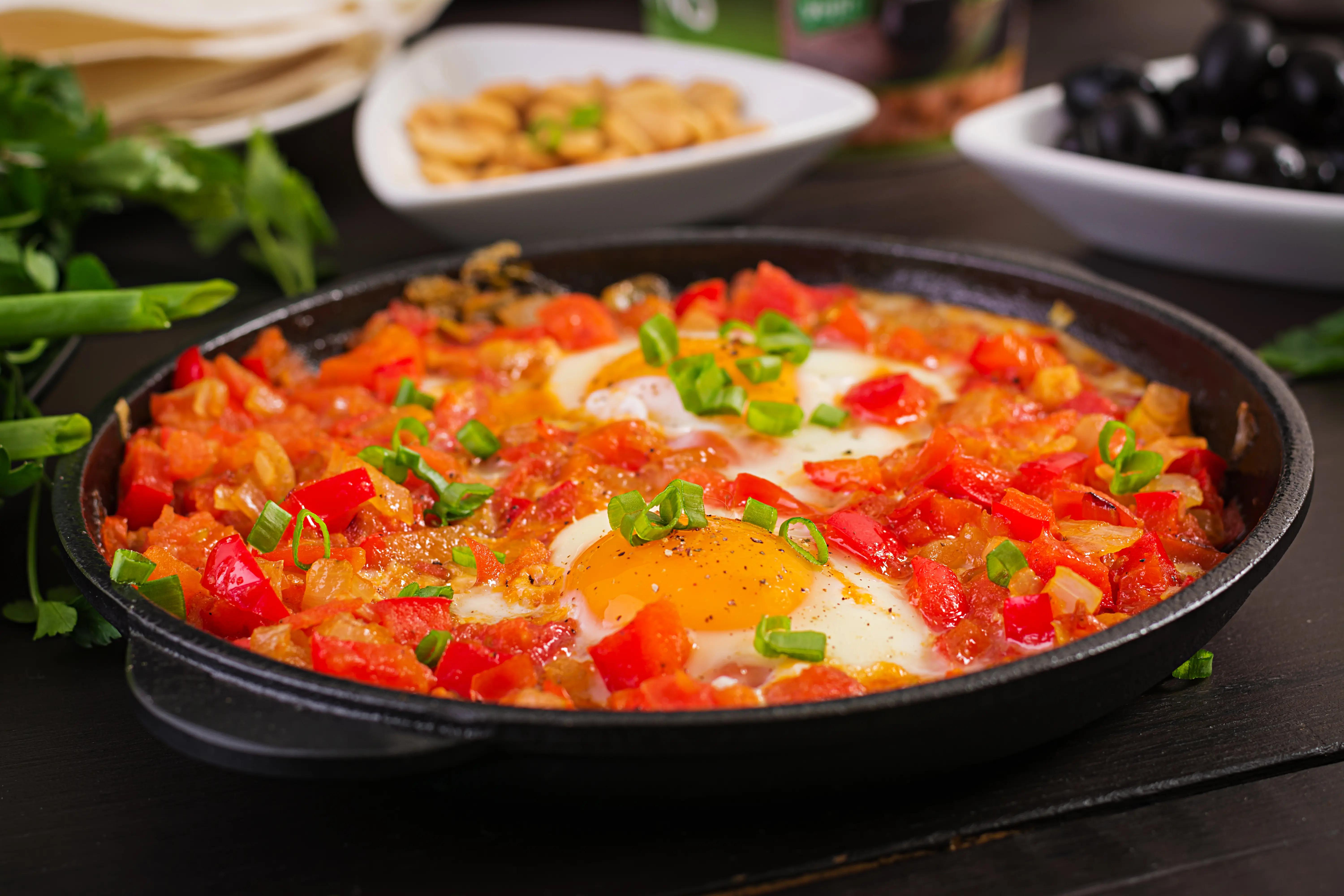 Horká shakshuka servírovaná s čerstvým pečivem