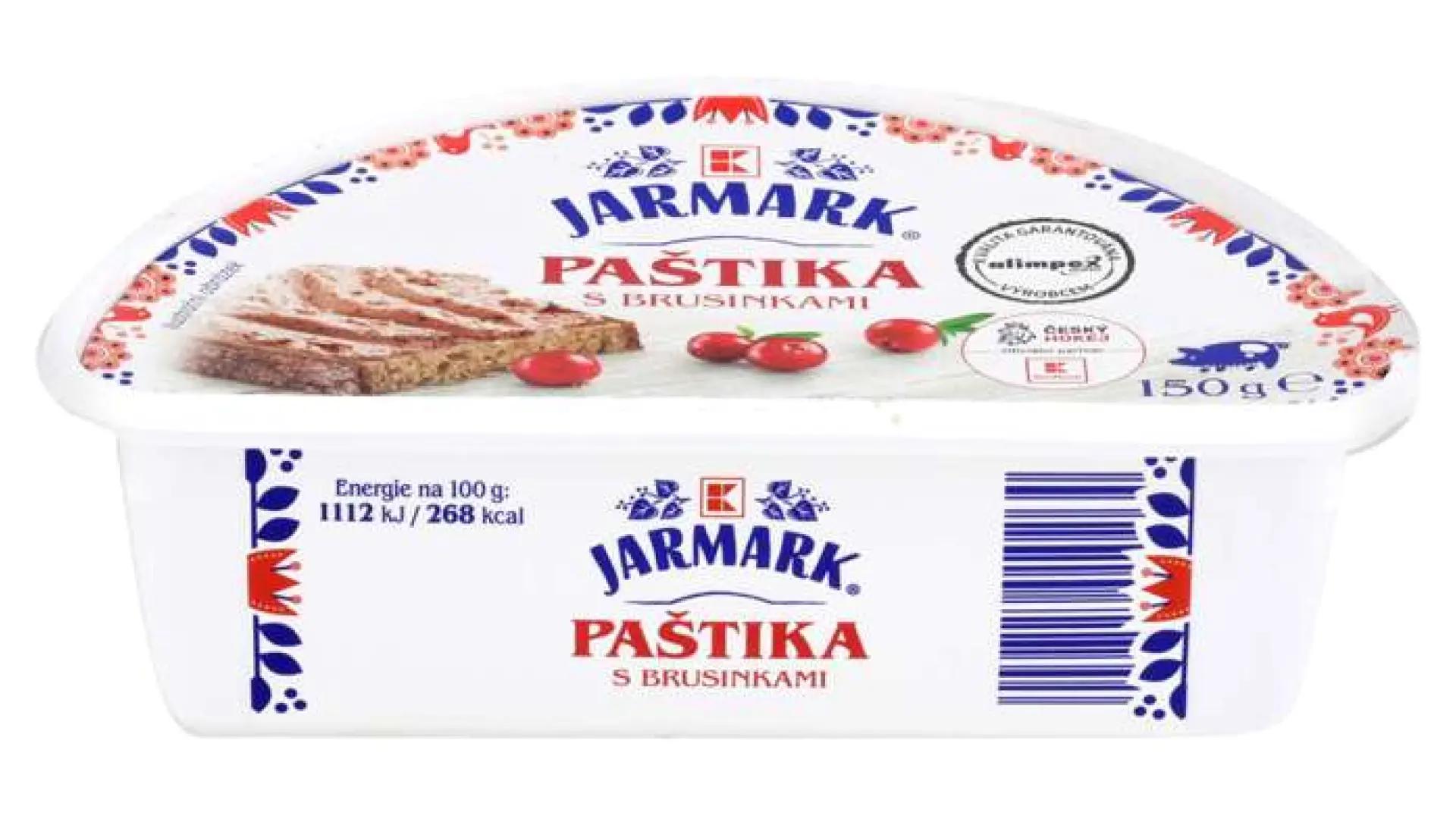 Různé druhy paštik s chlebem na dřevěném prkénku