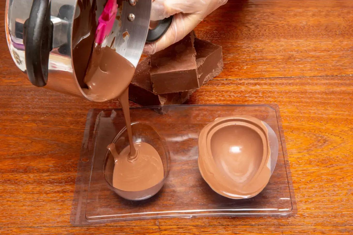 Malé dítě držící Kinder vajíčko v rukou