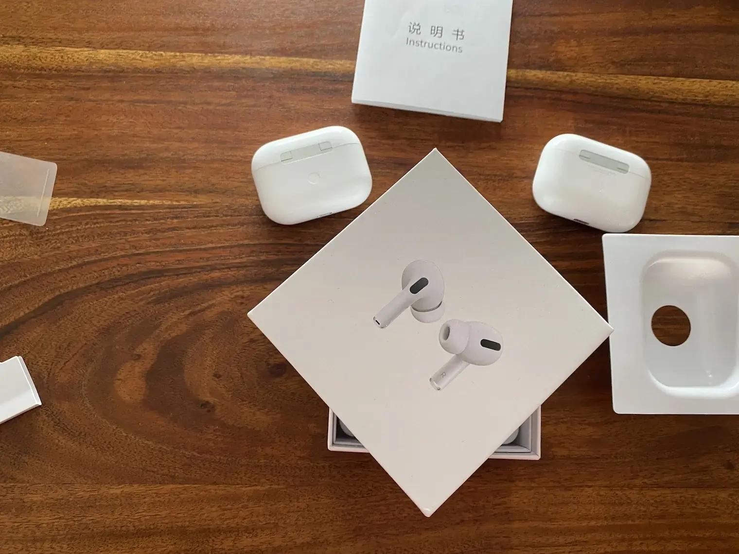 Falešná a originální sluchátka AirPods vedle sebe